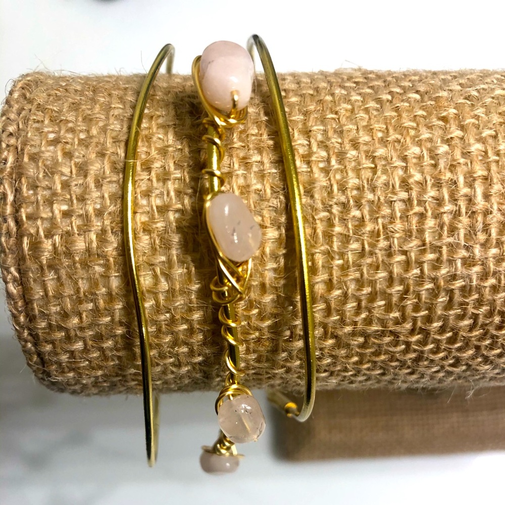 Handmade wire bracelet with rose quarts.